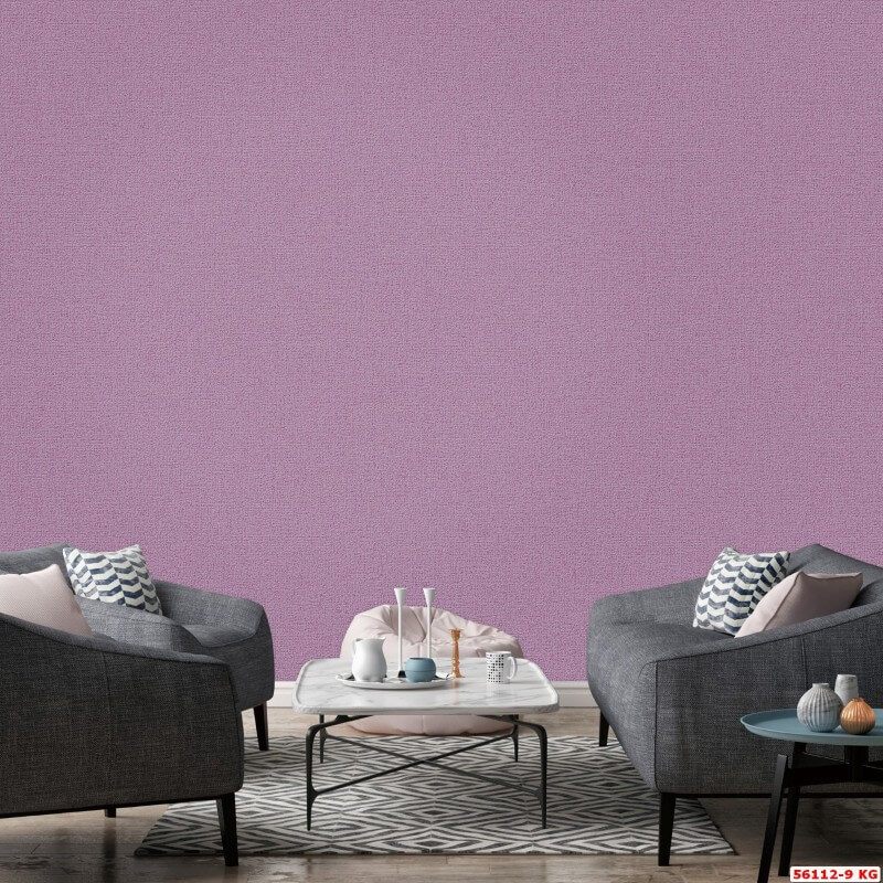 Giấy dán tường phòng khách màu tím là một gợi ý tuyệt vời để tạo nên sự khác biệt trong trang trí nội thất.